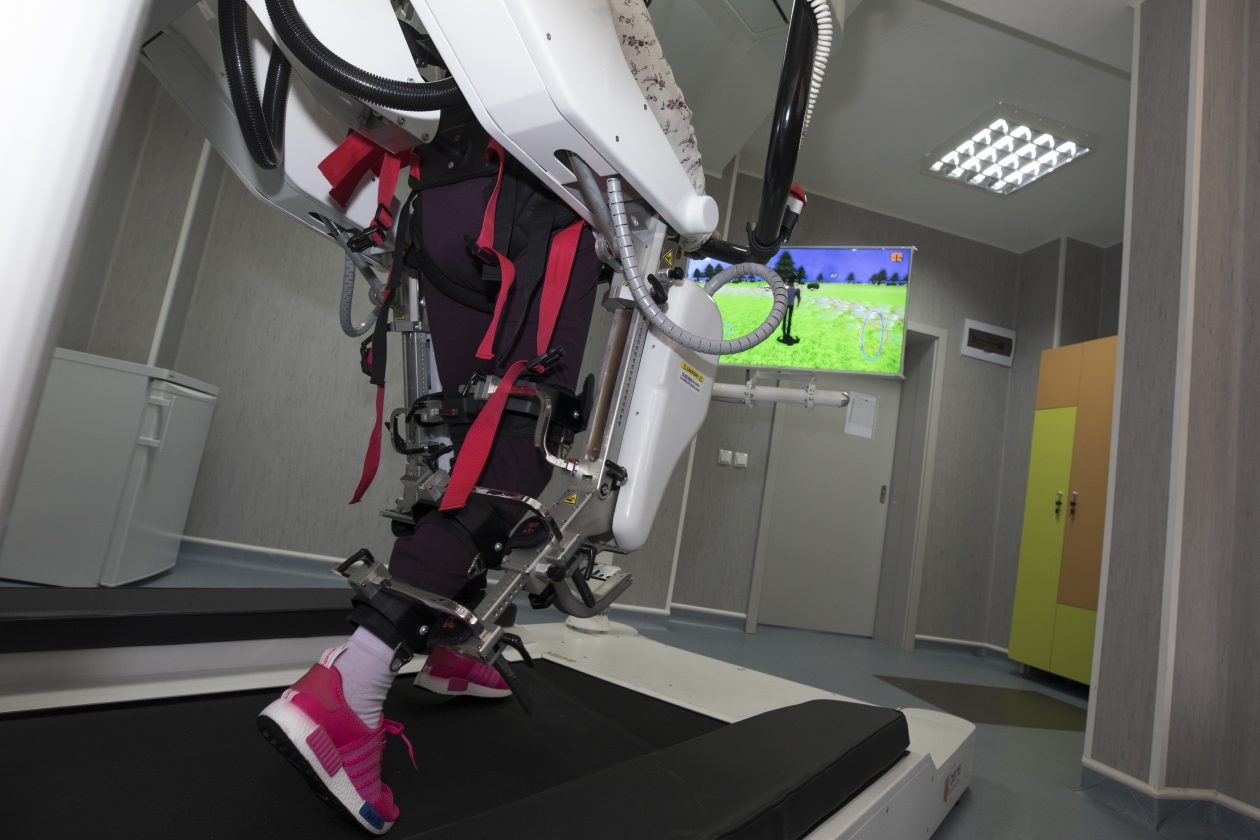 Recuperare medicală robotizată şi terapie interactivă, bilaterală, pentru pacienţii cu afecţiuni locomotorii