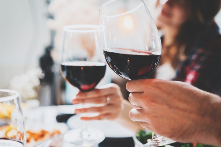 Consumul moderat de alcool îți poate ajuta cu adevărat inima? Ce spun experții