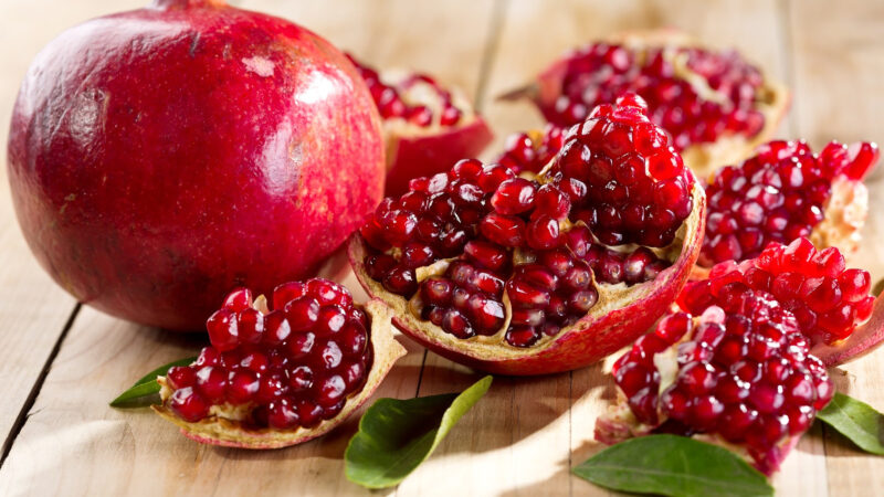 Fructul lunii: Rodiile