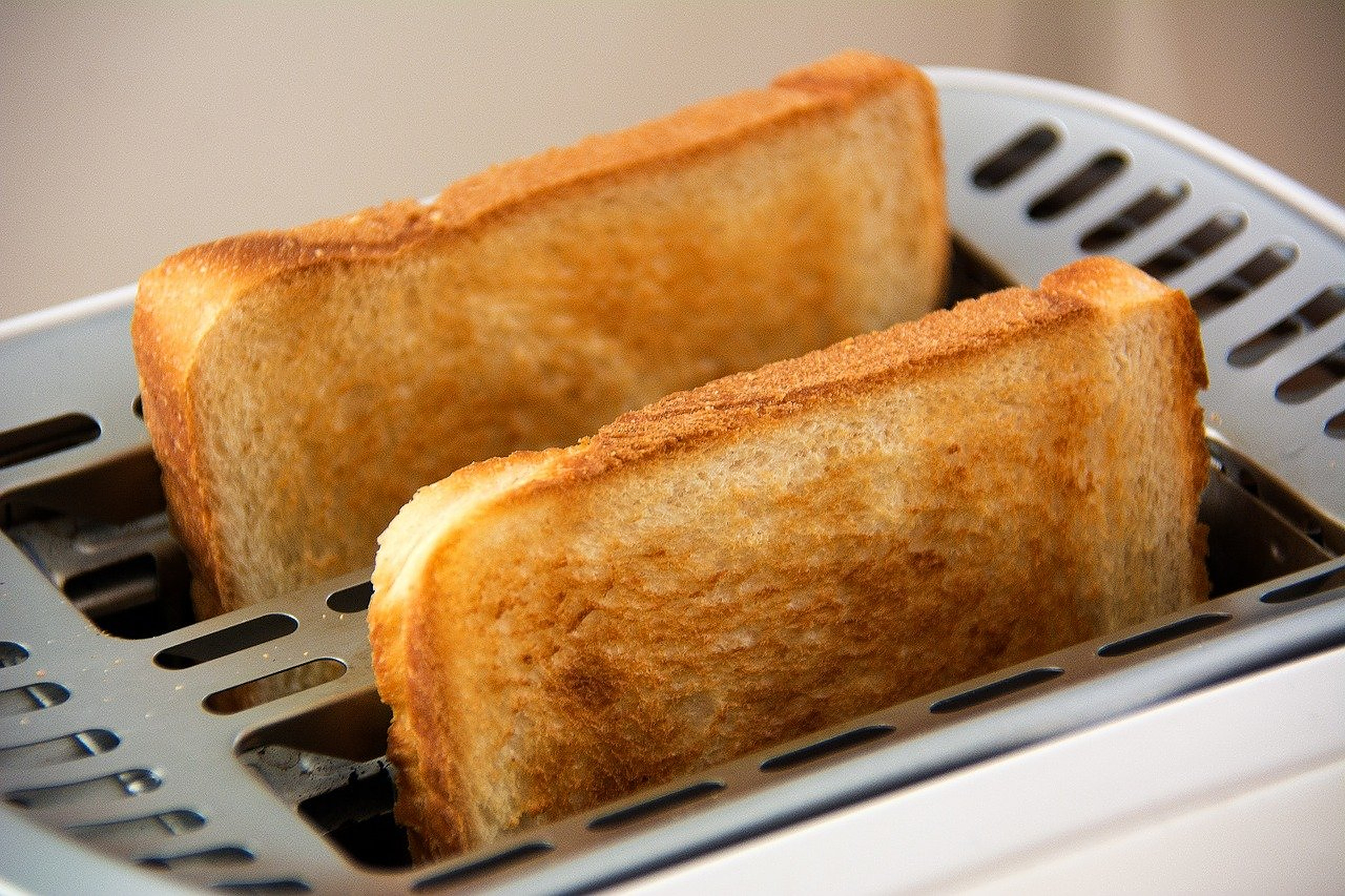 Alimentele legate de riscul de cancer: De la pâinea prăjită arsă, la alimentele grase și cele pline de E-uri