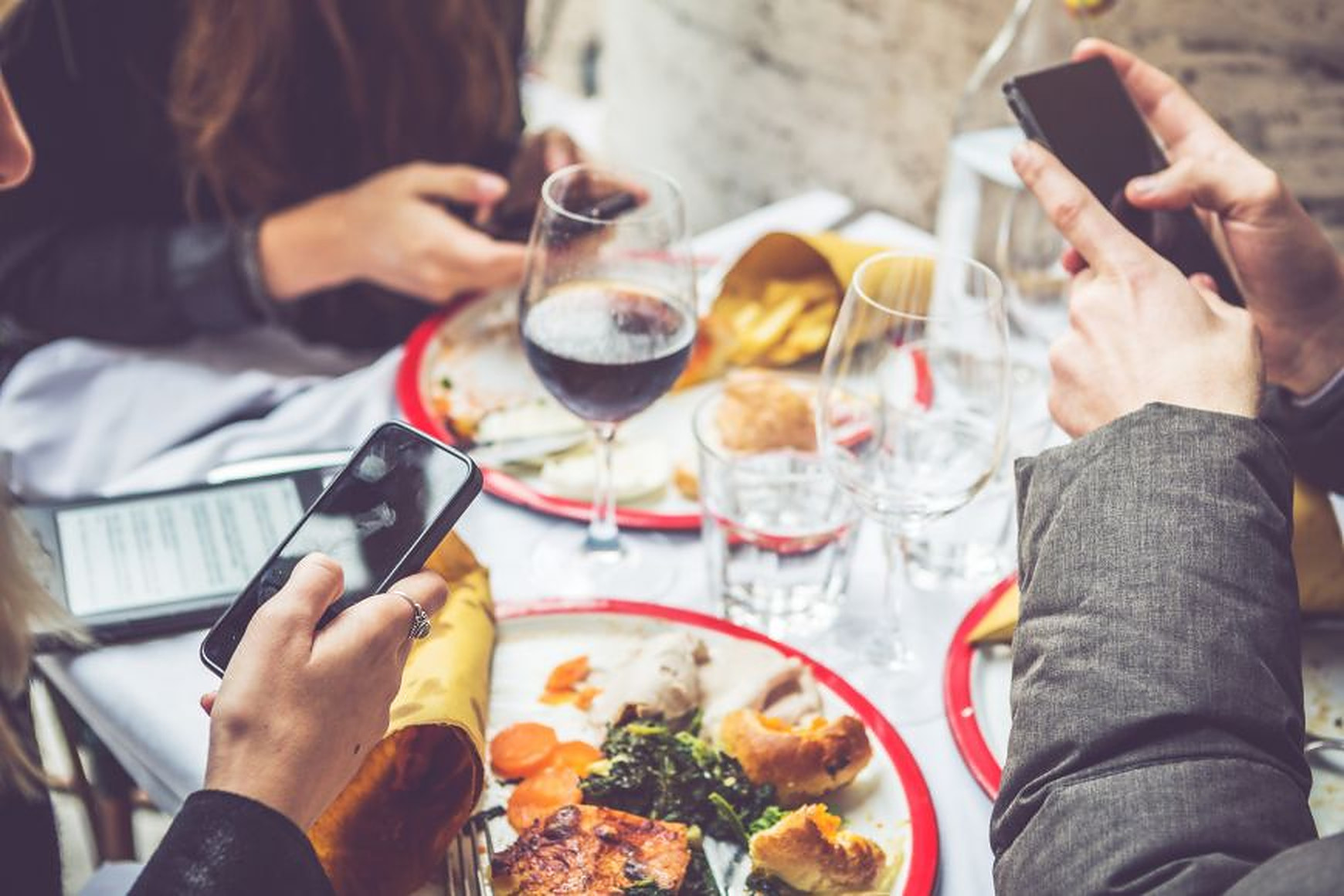 Folosirea telefonului în timpul mesei ar putea dăuna sănătății