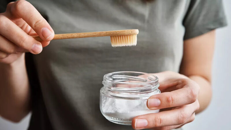 Cum să vă albiți dinții în mod natural acasă