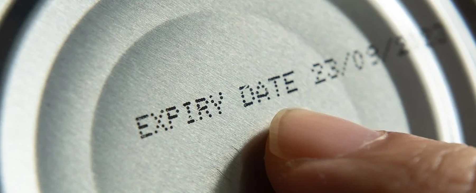 Datele de expirare a alimentelor nu se bazează pe știință. Ce puteți face în schimb