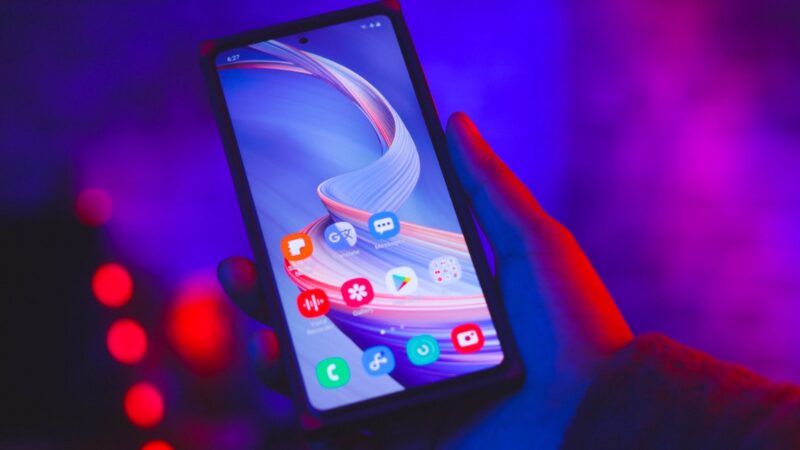 Lumina albastră de pe ecranele telefoanelor ar putea avea efecte dăunătoare asupra unor celule din corpul nostru