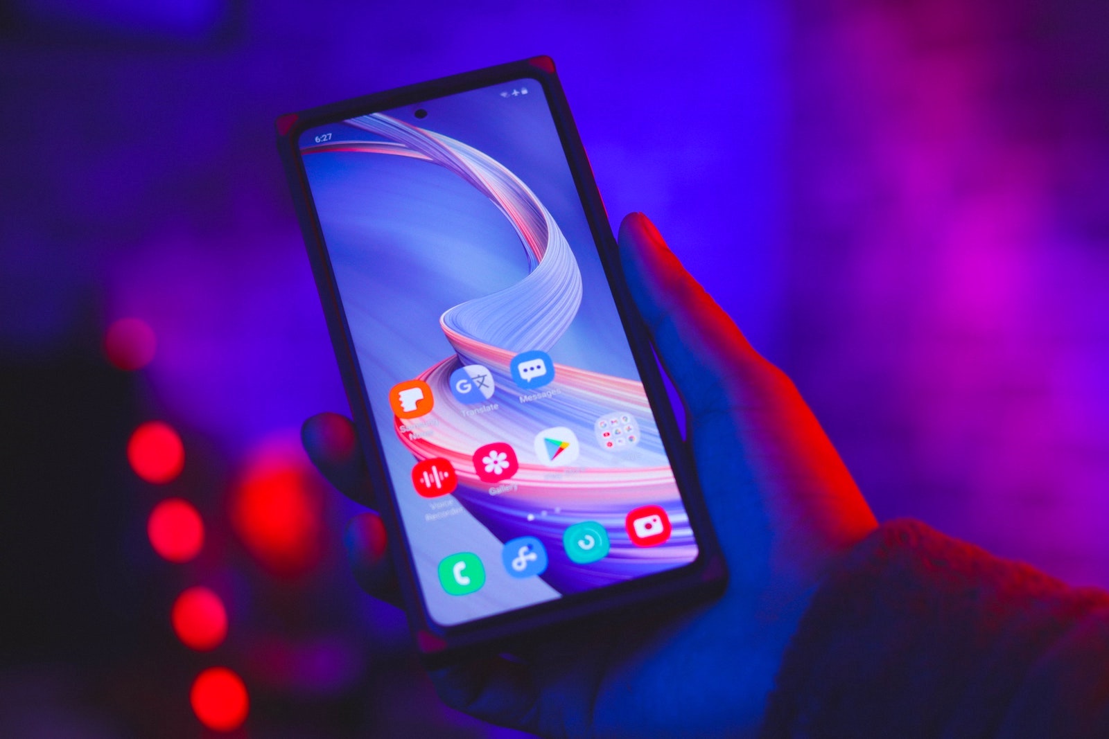 Lumina albastră de pe ecranele telefoanelor ar putea avea efecte dăunătoare asupra unor celule din corpul nostru