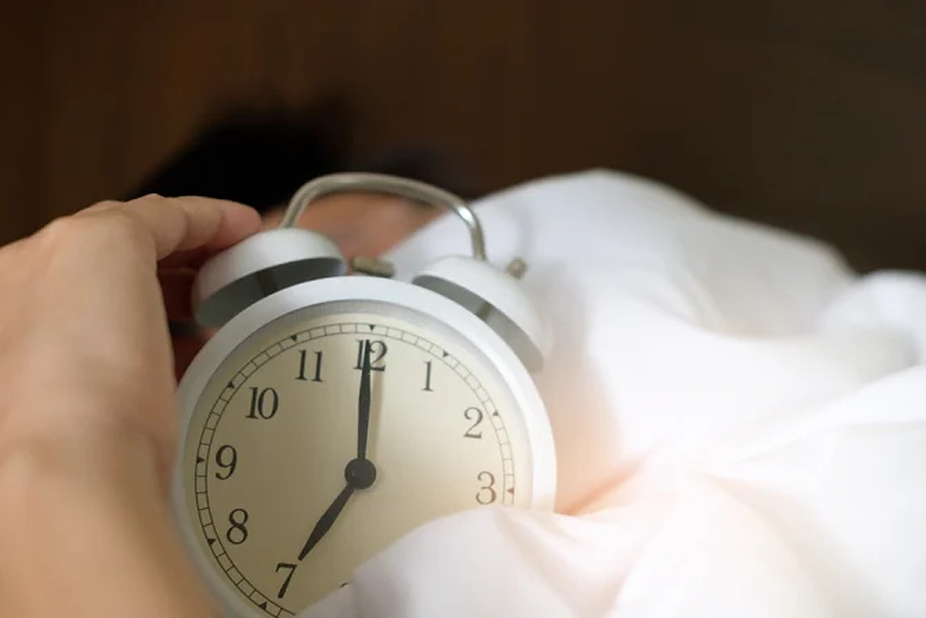 Putem să ne reprogramăm ceasul biologic pentru a ne trezi mai devreme?