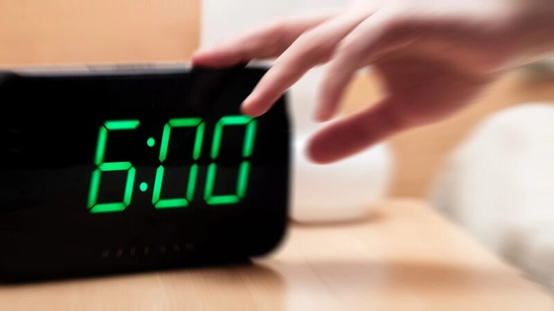 Cei mai mulți dintre noi apăsăm Snooze atunci când alarma ne trezește. Dar ce ne face, de fapt?