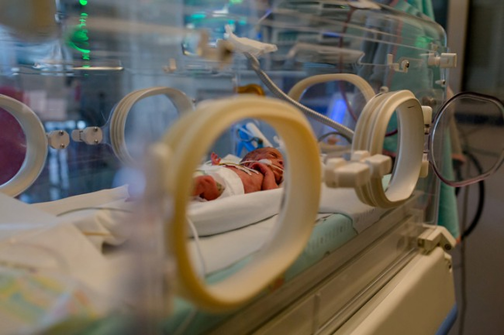 OMS: Contactul imediat piele pe piele este de preferat în locul unui incubator în cazul bebeluşilor născuţi prematur