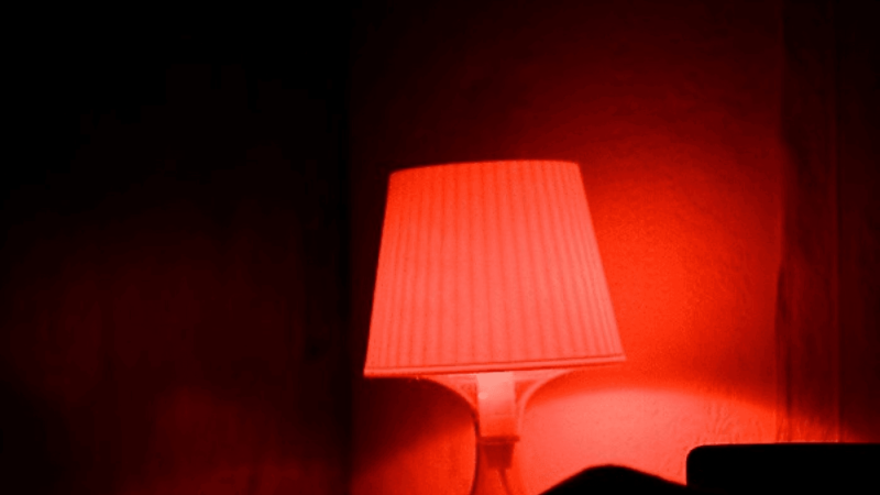 Cum ne poate afecta lumina roșie somnul