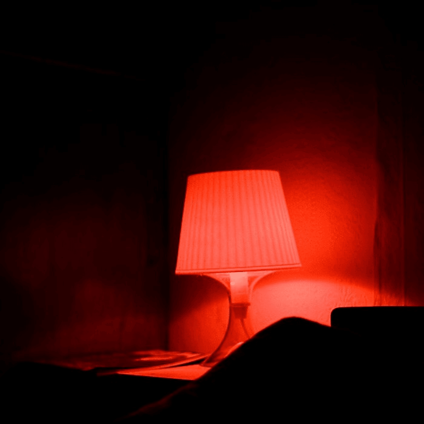 Cum ne poate afecta lumina roșie somnul