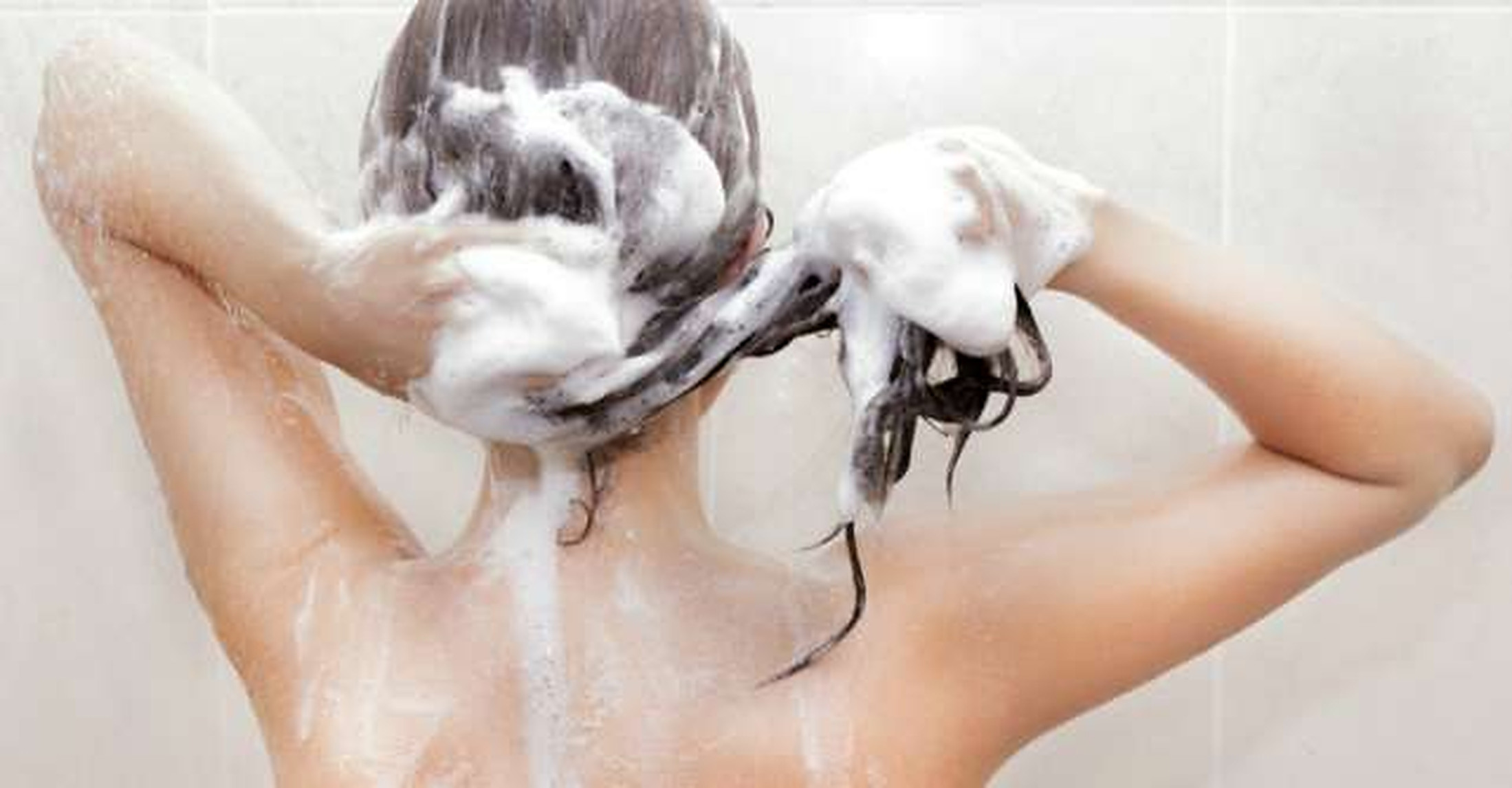 Frecvența cu care ar trebui să ne spălăm părul. Sfaturile unui medic dermatolog