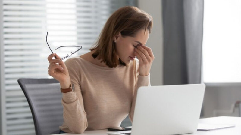 Persoanele care petrec peste două ore pe zi în faţa ecranului riscă să dezvolte sindromul vederii computerizate