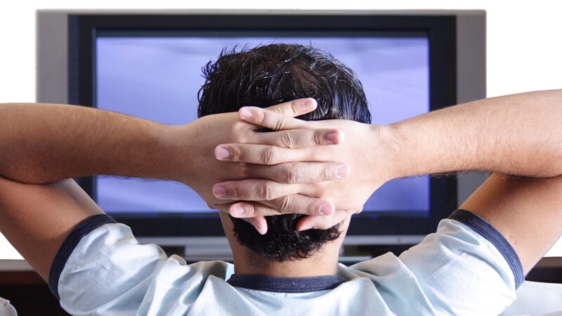 Televizorul, mai dăunător pentru creier decât cititul sau jocurile de cărți. Studiu