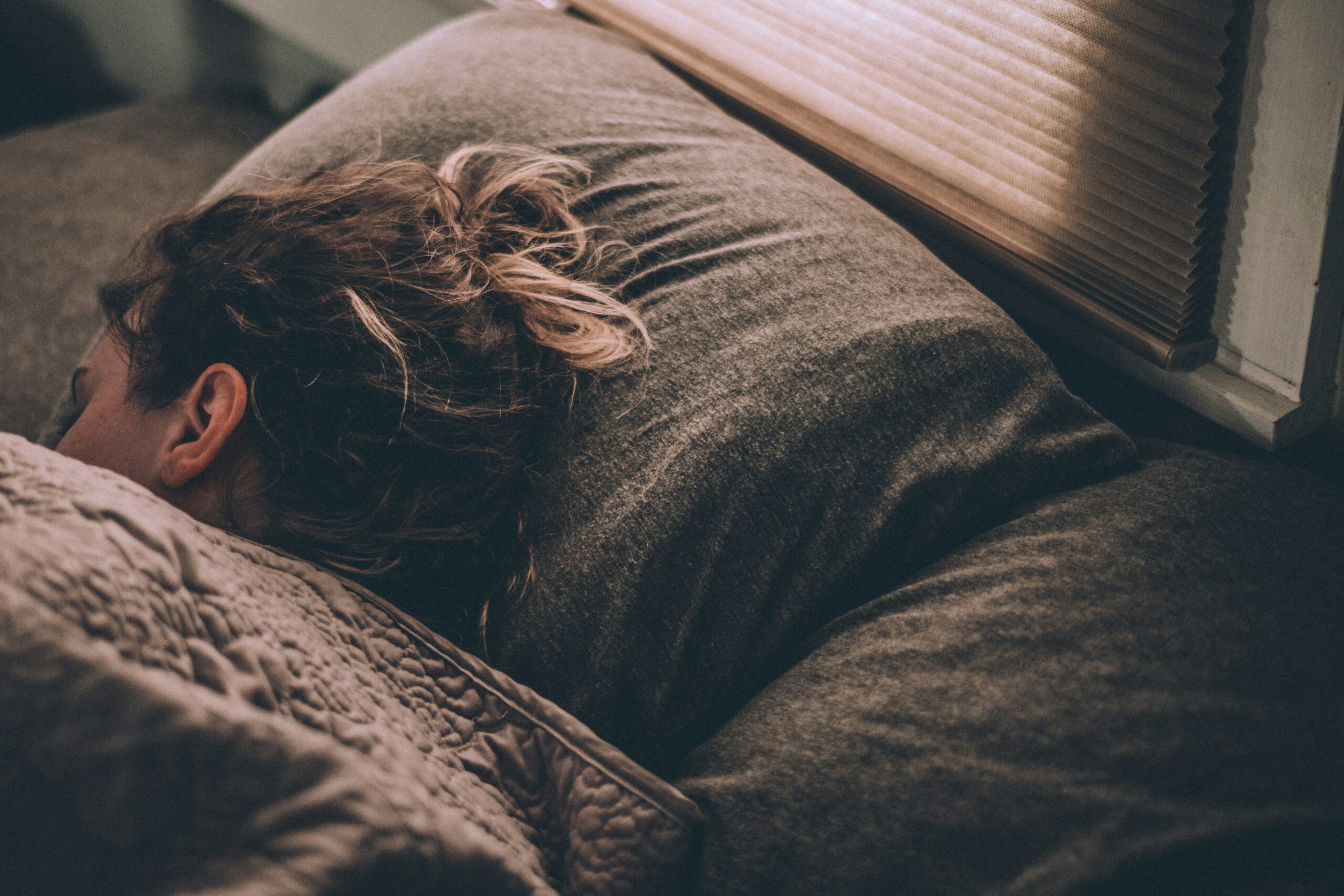 De ce nu dispare oboseala, chiar dacă dormim 7–9 ore pe noapte
