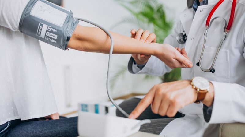 Consumul de sare, primul lucru care trebuie redus în hipertensiune. Recomandarea unui medic cardiolog