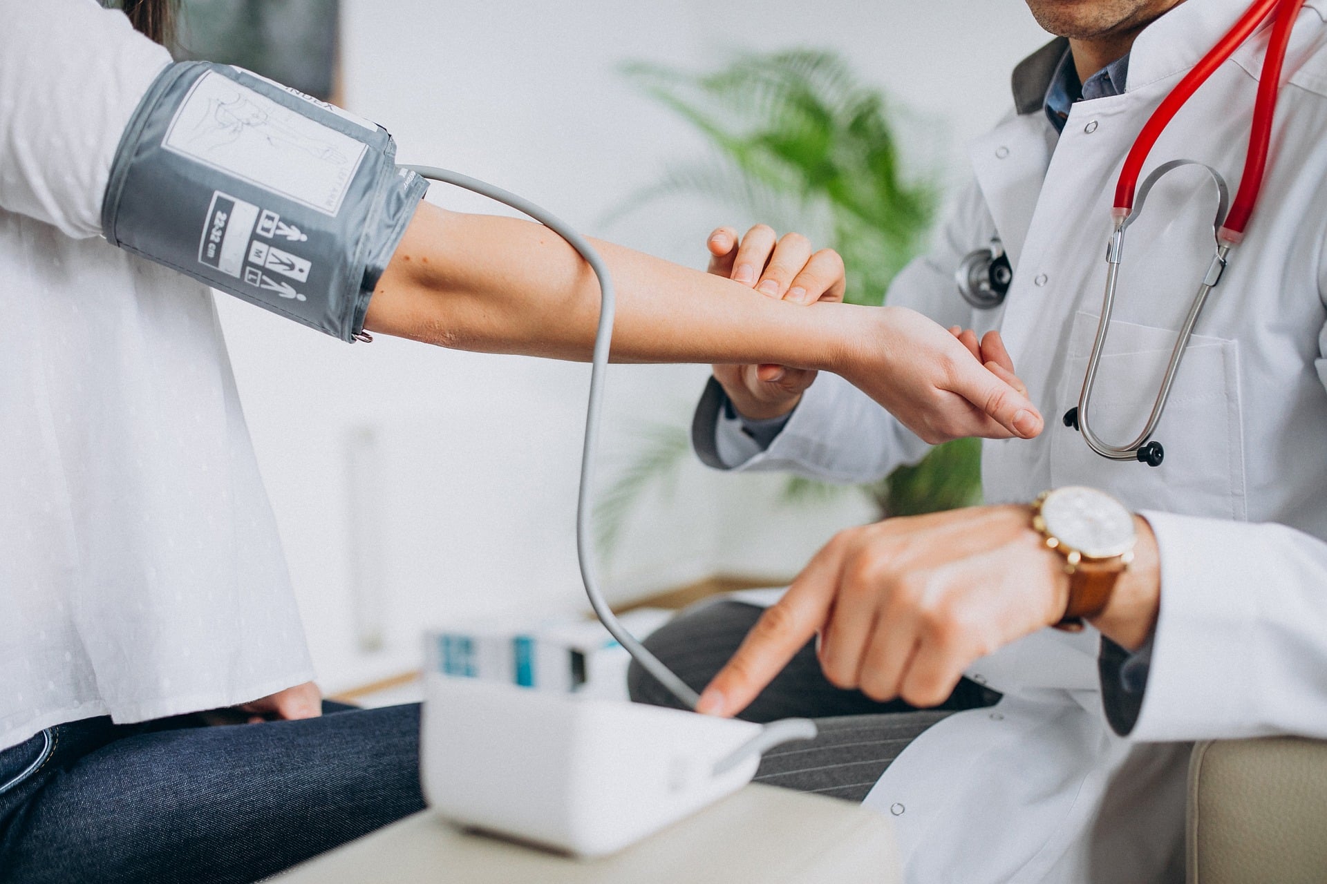 Consumul de sare, primul lucru care trebuie redus în hipertensiune. Recomandarea unui medic cardiolog