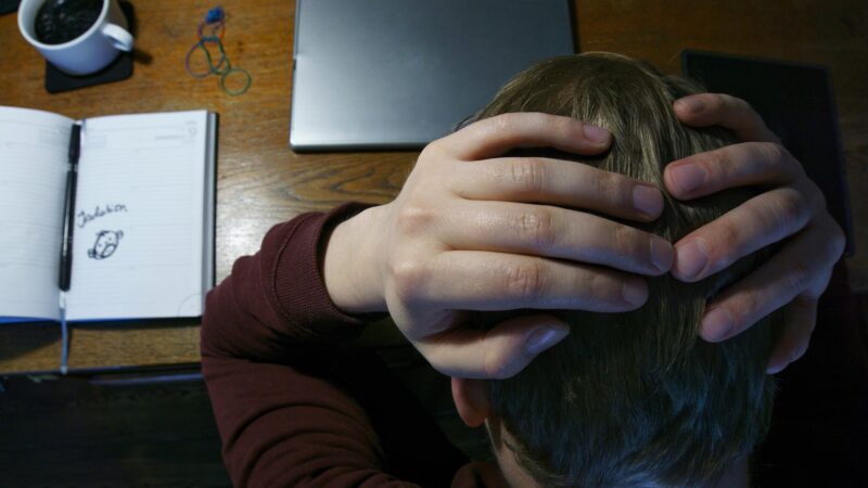 Când depresia ajunge la birou. Cum afectează concentrarea, productivitatea și relațiile cu colegii