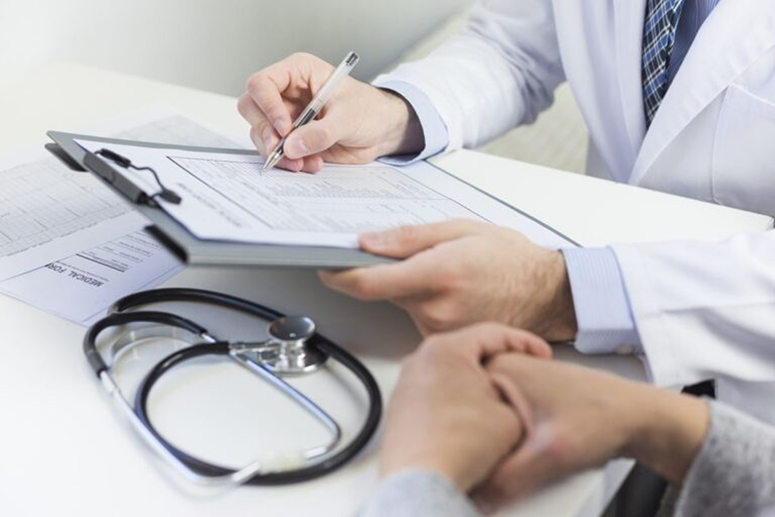 Fişele medicale, redactate cu ajutorul AI. Cât de uşor pot apărea erori în dosarul pacientului
