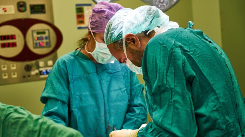 Premieră în neurochirurgie. Inteligența artificială, folosită în timp real în timpul unei operații pe creier. Tehnologia nu a luat decizii în locul chirurgilor