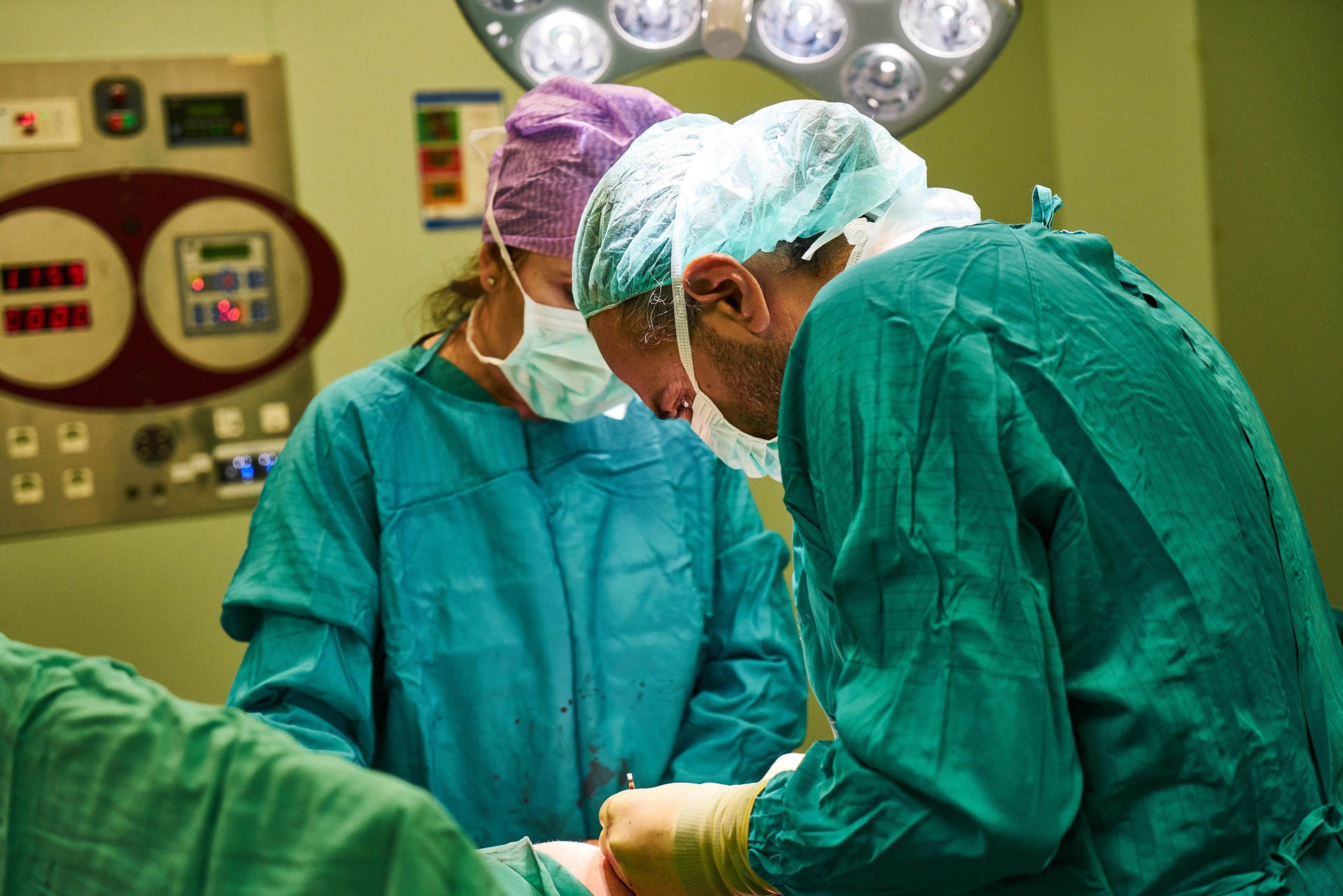 Premieră în neurochirurgie. Inteligența artificială, folosită în timp real în timpul unei operații pe creier. Tehnologia nu a luat decizii în locul chirurgilor