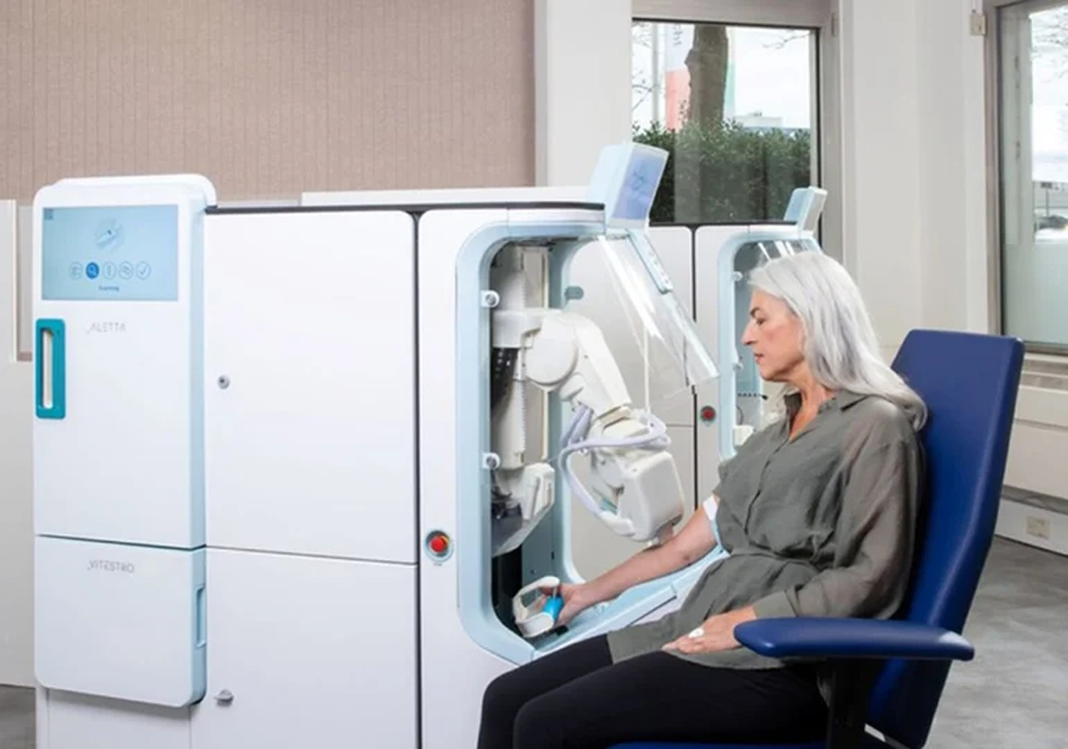 Robot pentru recoltarea sângelui, autorizat de FDA. Cum funcționează sistemul Aletta