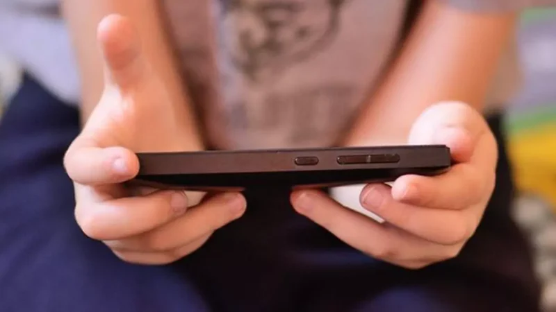 Telefonul luat din mâna copilului. Motivul din spatele conflictelor care urmează