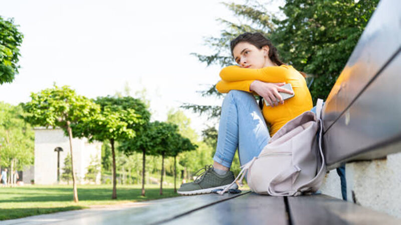 Anxietatea socială într-o lume în care comunicarea față în față devine tot mai rară