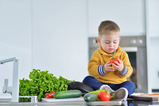 Primele experiențe cu mâncarea pot influența preferințele alimentare ale copiilor