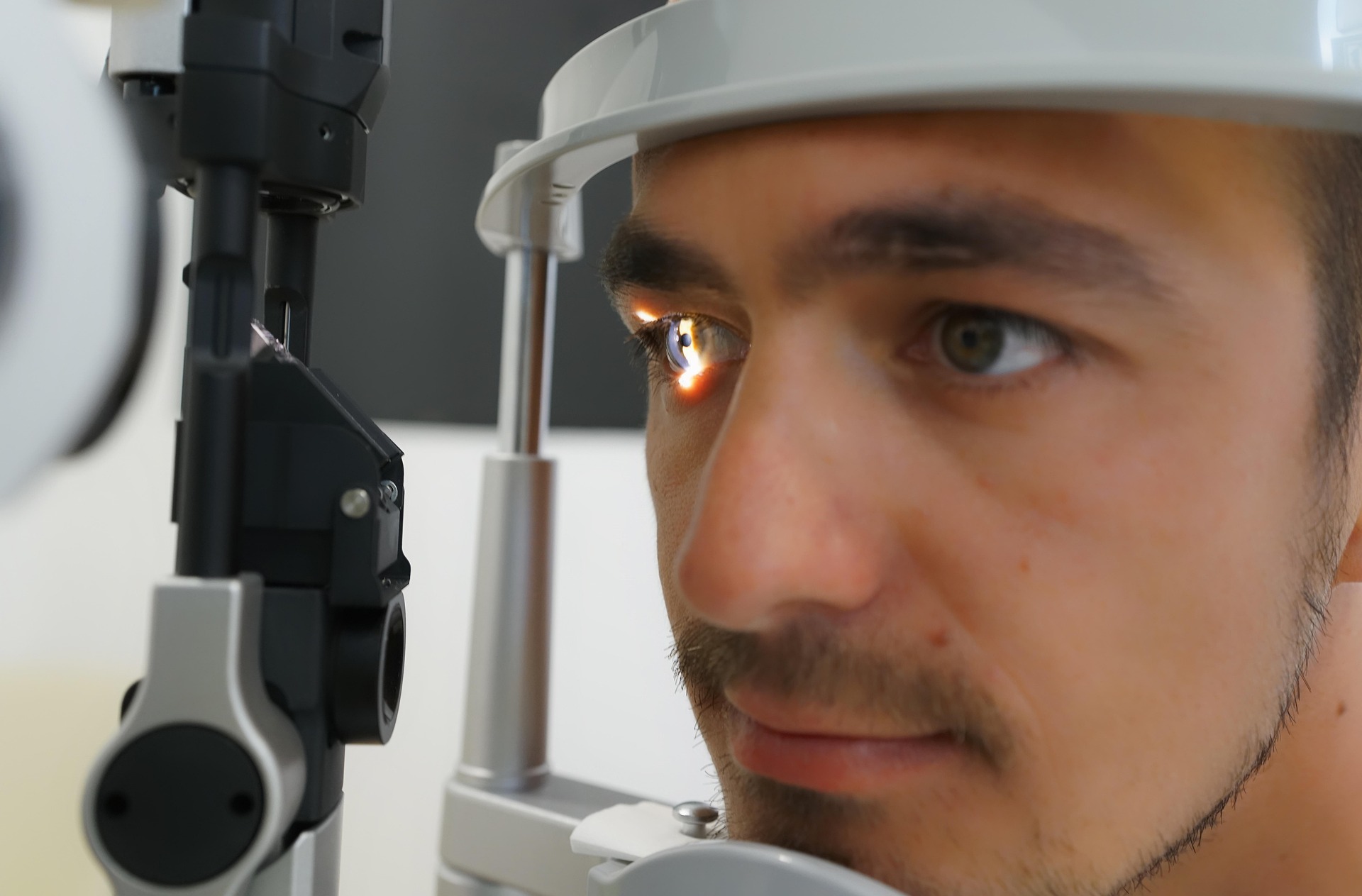 AI a intrat într-o clinică oftalmologică. Testul a arătat limitele inteligenței artificiale în medicină