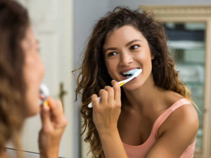 Ce cauzează deteriorarea smalțului dentar. Alimentele și obiceiurile care pot afecta dinții
