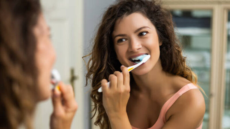 Ce cauzează deteriorarea smalțului dentar. Alimentele și obiceiurile care pot afecta dinții