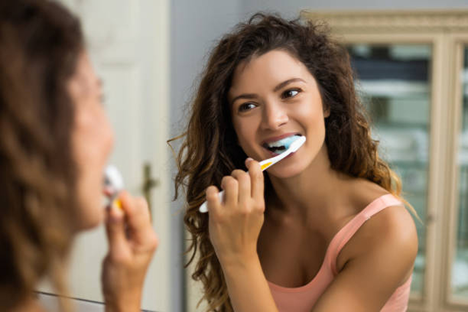 Ce cauzează deteriorarea smalțului dentar. Alimentele și obiceiurile care pot afecta dinții
